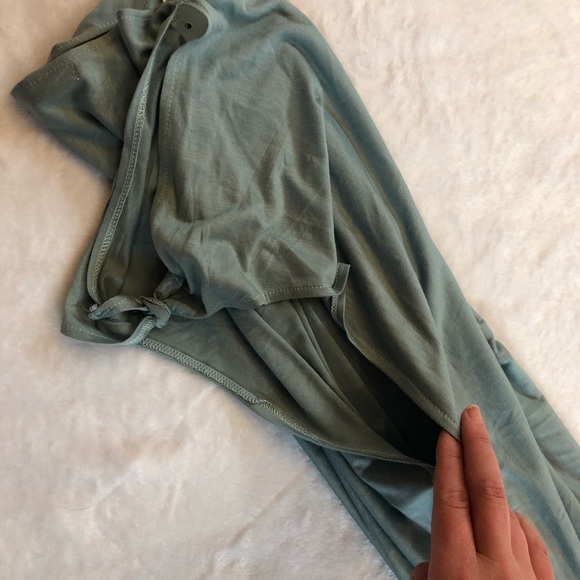 ❌ Sold ❌ NWT! Lou Lou Cold Shoulder Top - Picture 6 of 7